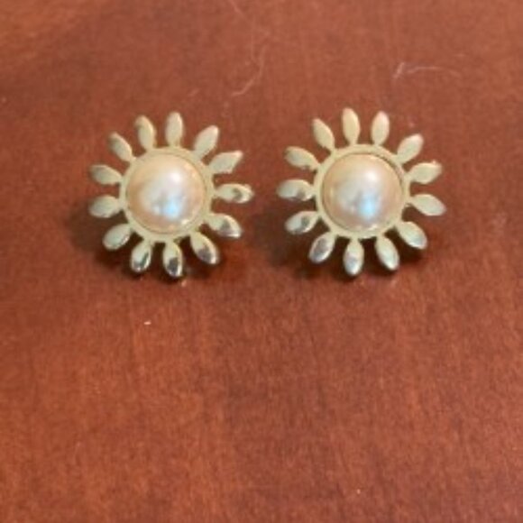 Source Unknown Jewelry - Gold Tone Earring with Faux Pearls!!